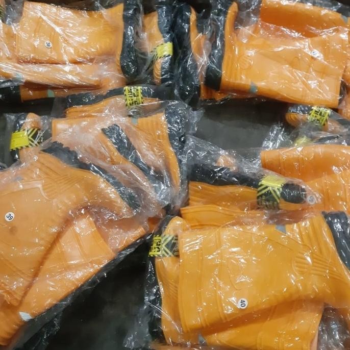 Miliki Sepatu Boot Safety Karet Toyobo