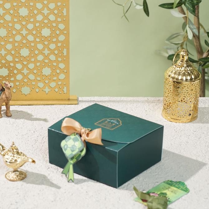 

10 Pcs Box Lebaran/Box Idul fitri- Box Majestic HT 2 jejer spot uv + Free Pita &Gift Tag 16,5 x 14,5 x 7 cm