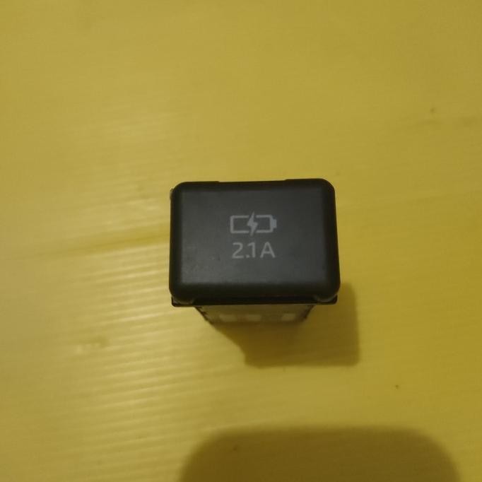 charger USB mobil Daihatsu original  baru lelangan