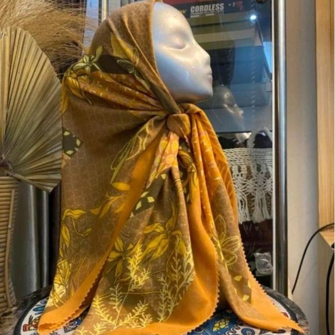 Diskon HIJAB SEGI EMPAT VOAL MOTIF BUNGA KUNING GOLD