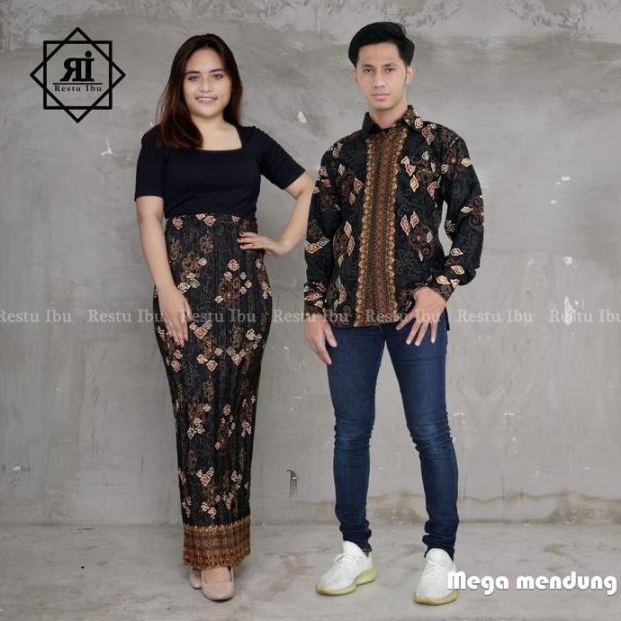 Stelan Couple Kemeja Lengan Panjang  Pria Dan Rok Plisket Wanita Motif Batik Cocok Untuk Acara Nikah