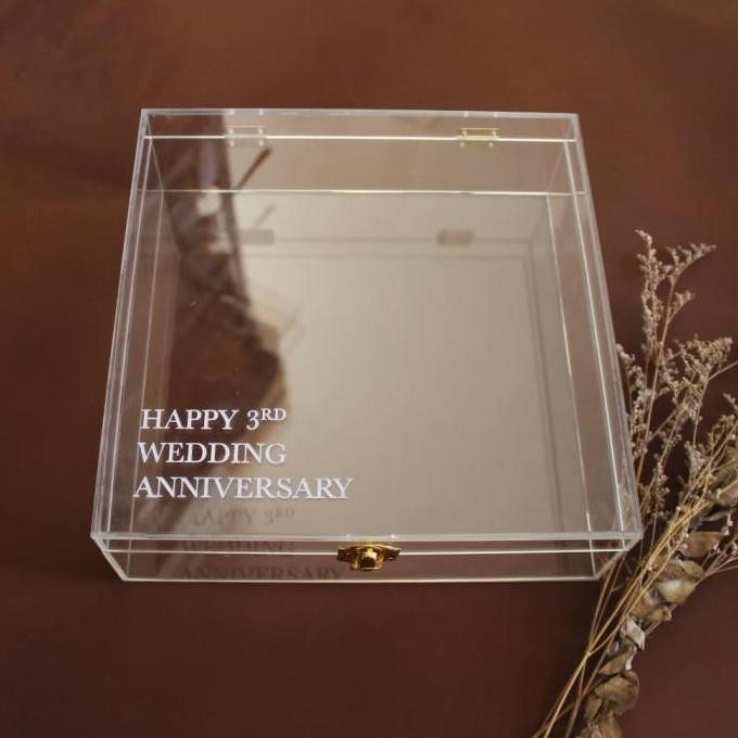 

ready !!! Akrilik box hantaran dengan grafir (uk 11x11x12cm)