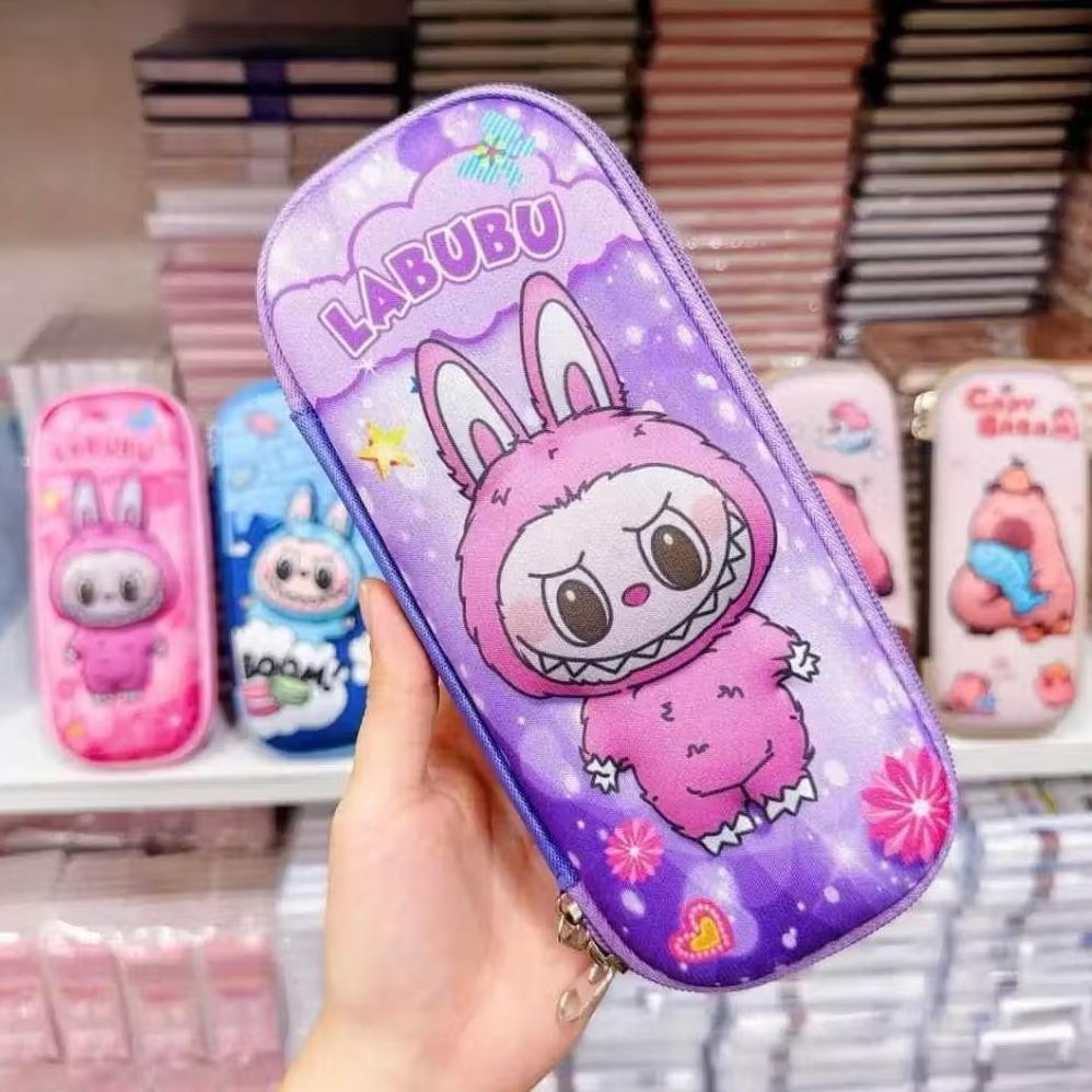 

Fitur Lengkap Tempat Pensil Anak Motif Labubu 3D Kotak Pensil Anak Motif Kartun Bahan Eva / Kotak Pensil Anak Motif Squishy