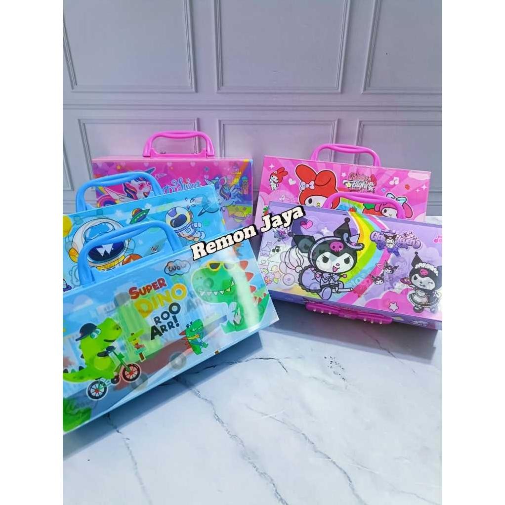 

New Arrival Promo Cod Kotak Pensil 3D / Tempat Pensil 3 Tingkat Model Koper Ada Kode Gambar Cewek Cowok