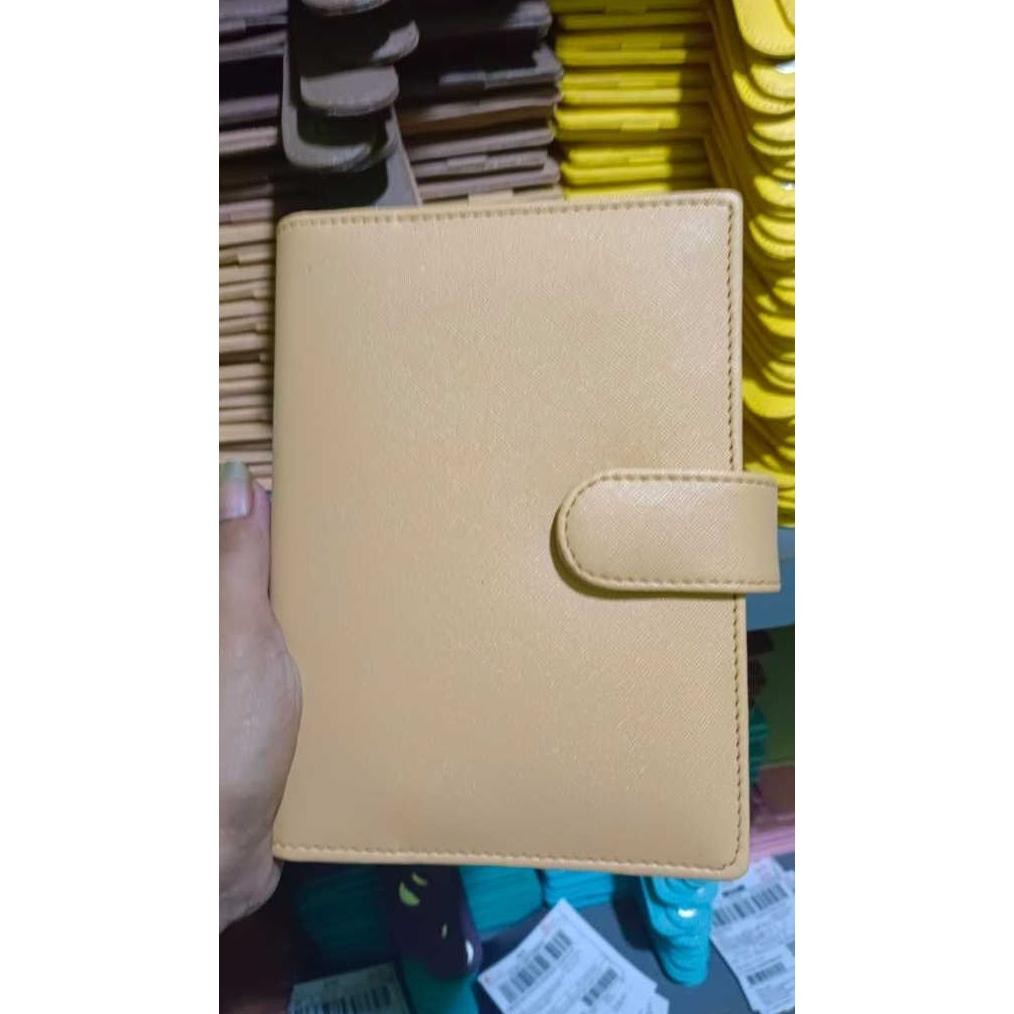 

BINDER POLOS A6(6ring) BAHAN EXCLUSIVE 13 WARNA PILIHAN Binder dompet keuangan