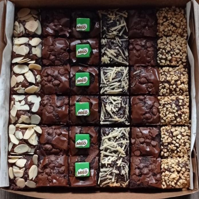 

Fudgy Brownies 20X20 Cm Topping Almond Segar