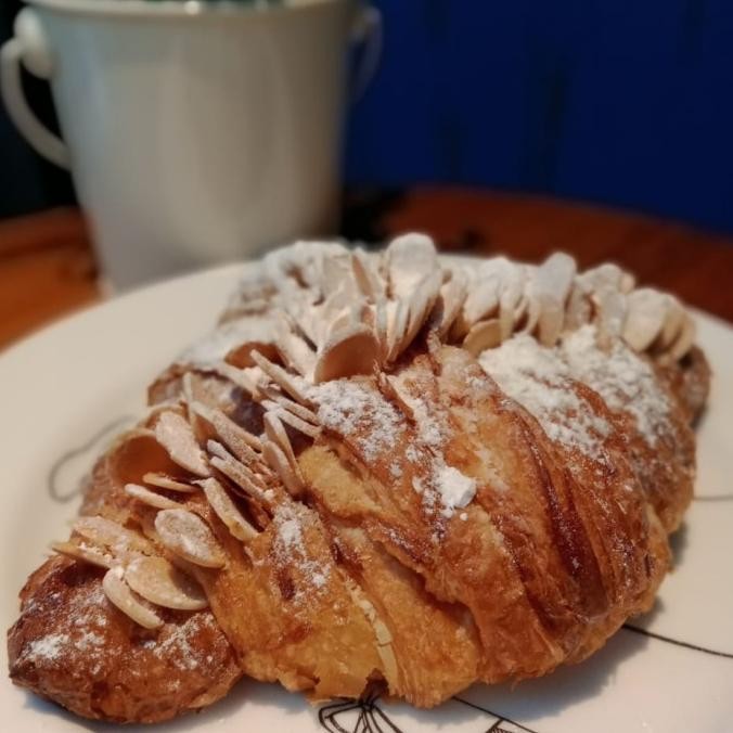 

almond croissant by giyanti coffee roastery termurah