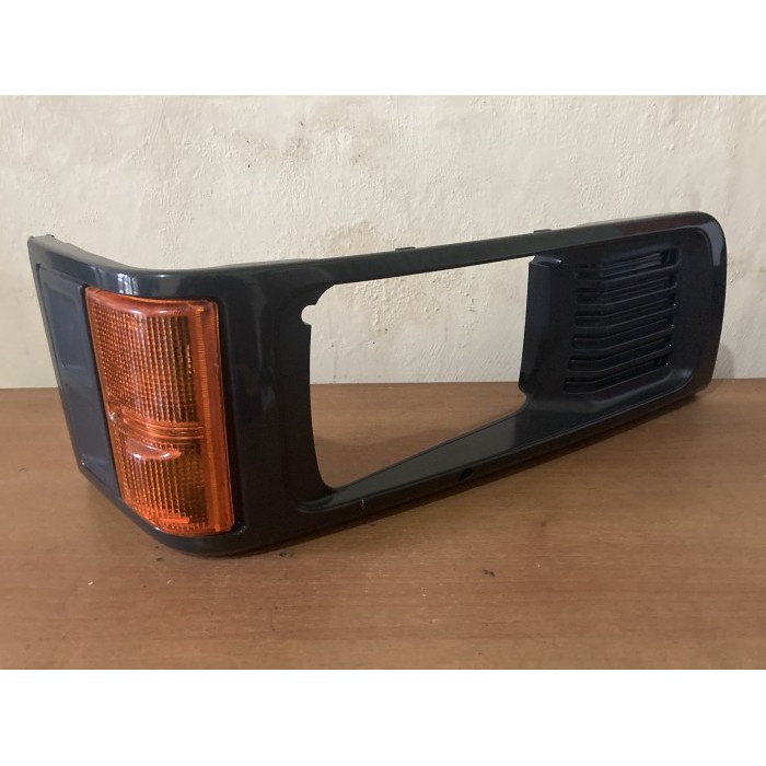 Garnish Grill Grille Cover Frame Ring Lampu Depan Kanan RH Zebra S89 1.3 1300cc 81730-87518-000 DAIH