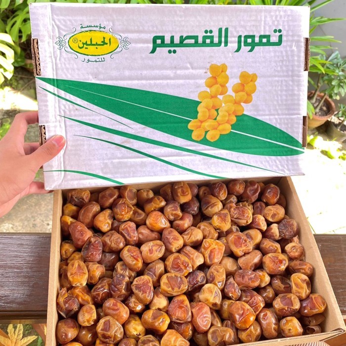 

Kurma Sukkari Al Qassim 3 kg Grade A Dus Putih