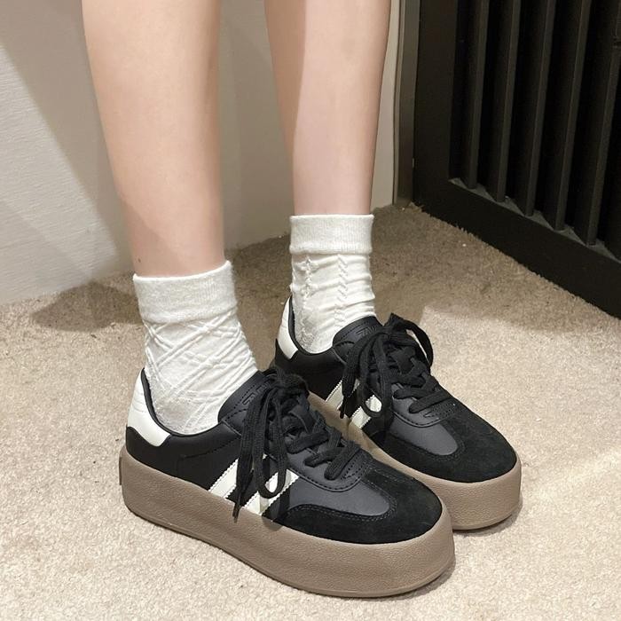 Shoevo Wanita Klasik Sepatu Baru Dengan Sol Tipis Sneakers Kasual Olahraga Hitam/Krem St083 Casual