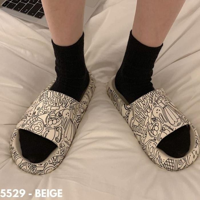 SANDAL WANITA PRIA MOTIF GRAFITI KEKINIAN KEREN MALL SANTAI BAHAN RUBBER 5529