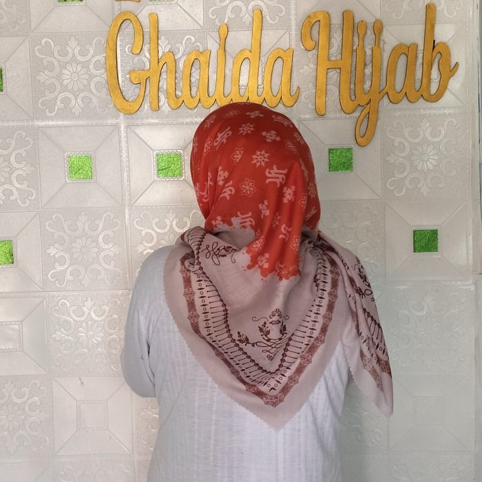 Kerudung Krudung Jilbab Segi Empat Hijab Motif Warna Orange Voal Premium - Signatur Orange, 110x110 