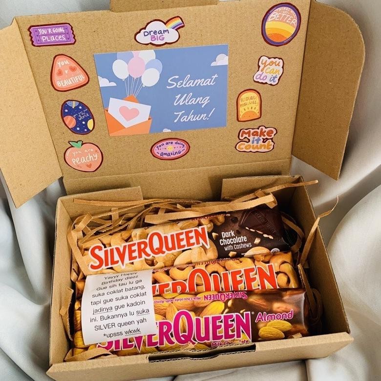 

ORIGINAL Kado Hampers Coklat Silverqueen 3 pcs 62 gr Untuk Hadiah Valentine Pacar Cewek Cowok Iv-138