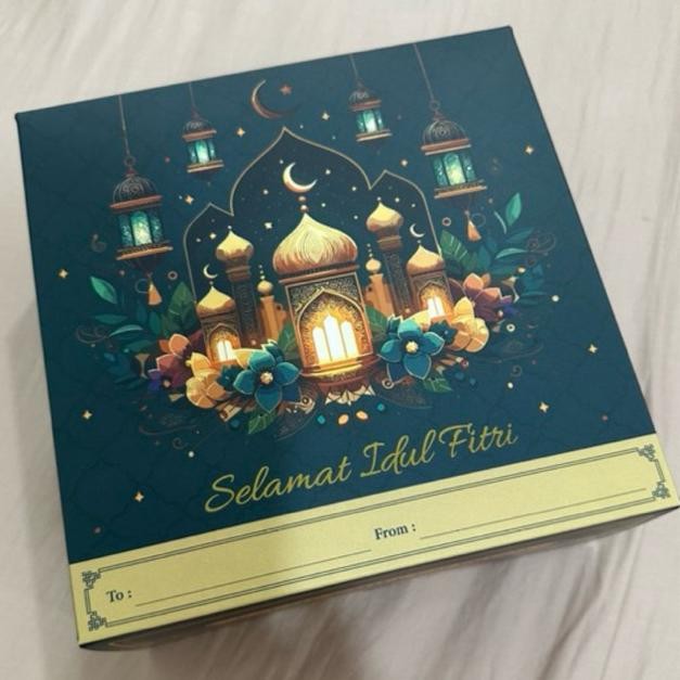 

Box Kotak Lebaran 20x20, T9cm. Harga per 10pc. Packaging Idul Fitri