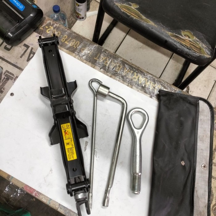 Dongkrak original bawaan mobil Honda jazz Honda Brio