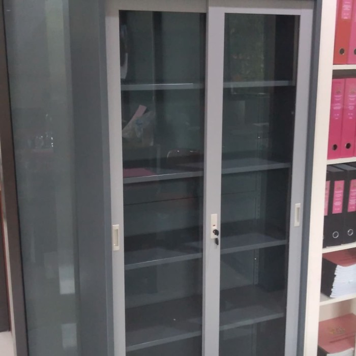 

LEMARI ARSIP BESI PINTU GESER KACA TOP BY DATASCRIP