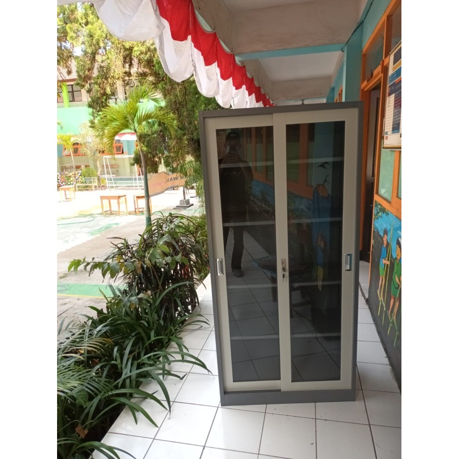 

LEMARI ARSIP BESI SLIDING KACA 2 PINTU LEMARI ARSIP KANTOR