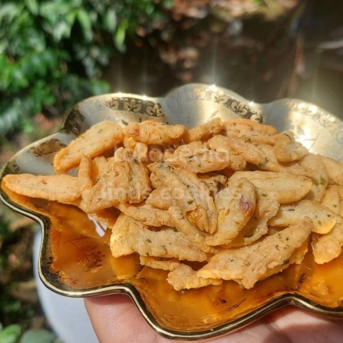 

Terlaris Kue Bawang / Kue Bawang Gunting - Toples Ukuran 500 Gram Original