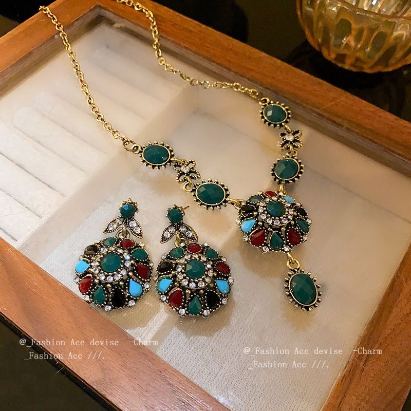 Set Kalung dan Anting Bunga Vintage dengan Jarum Perak Berhias Berlian