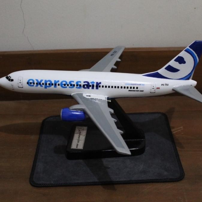 Miniatur Pesawat Express Air Boeing 737-300