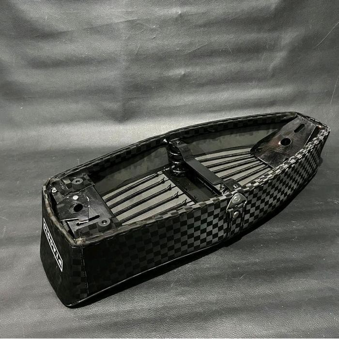 Jok Panjang Langsung Single Seat Model Piaggio Motif Catur Lis Abu & Hitam Vespa Largeframe Px Excel