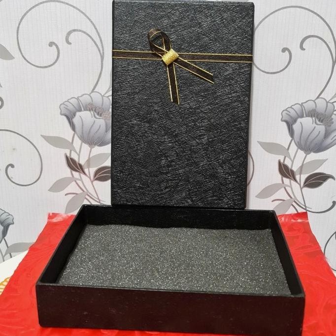 

Kotak Kado/Gift Box Exclusive Embos Full Lapisan Busah 1cm Pita Hitam murah