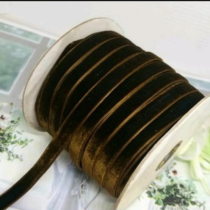 

per rol 15 meter pita bludru warna coklat pramuka lebar 1 cm murah