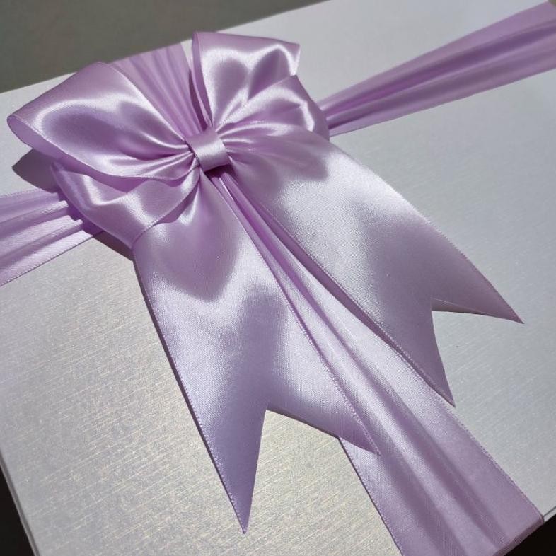 

BOX KADO JUMBO PUTIH PITA LILAC / KOTAK HADIAH SPECIAL