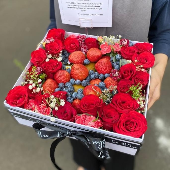 

Grosir Strawberry Blueberry Kiwi Flower Box | Fruit Hamper Birthday Anniversary By Le Bliss Box