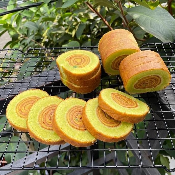 

Grosir Kue Roll Kombinasi Pandan Lapis Legit Roll Cake