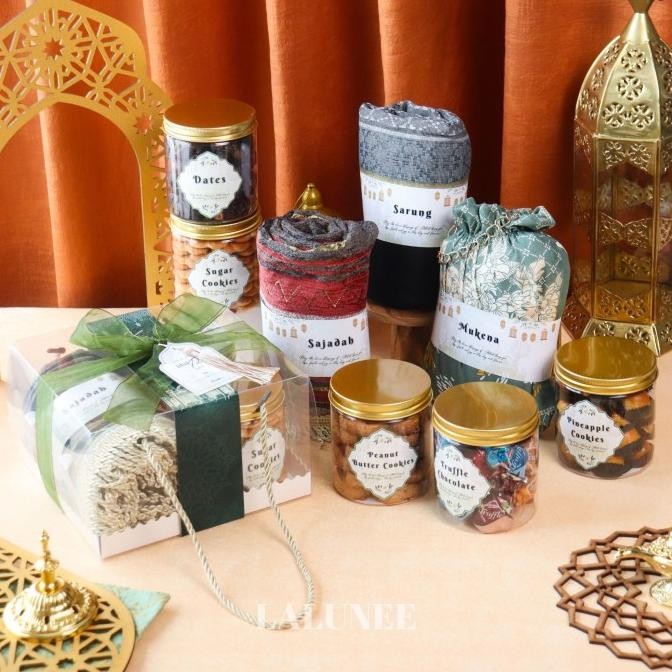 

Hampers Lebaran Kue Kering Kurma Sajadah Lalunee Premium dan Murah
