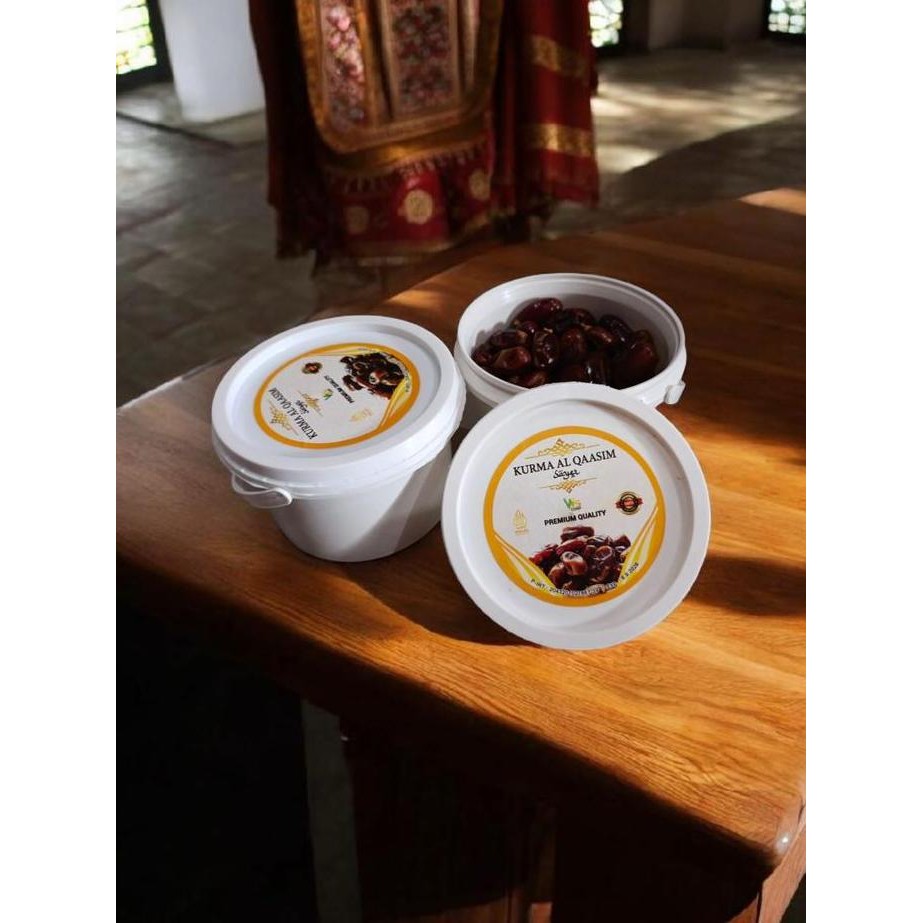 

paket ambyar 2 ember Kurma ember Al Qaasem Manis dan legit Camilan Food Kering Cemilan Snacks berat total 400gr