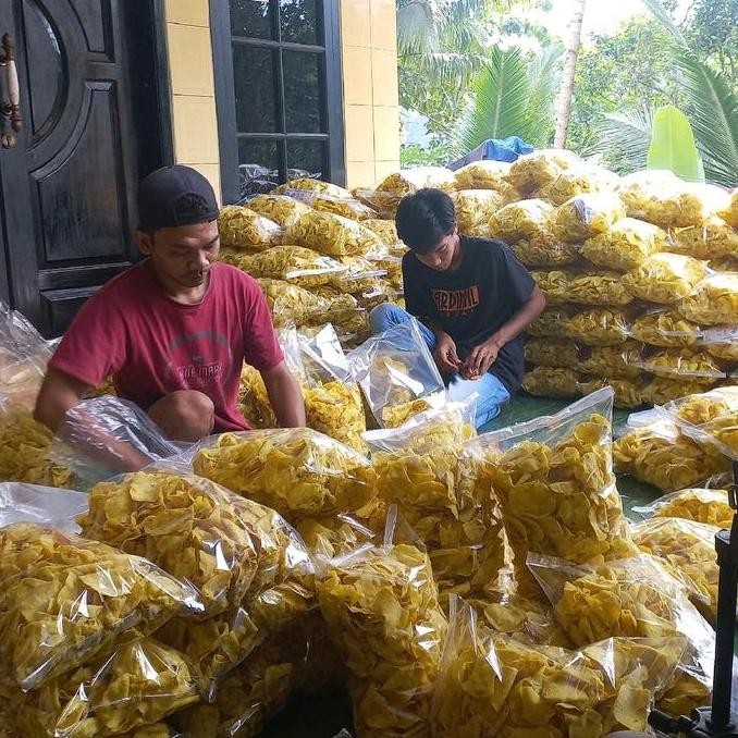 

HIW Comring Bawang 1kg / kecimpring singkong bawang daun Camilan Snack Makanan Keripik