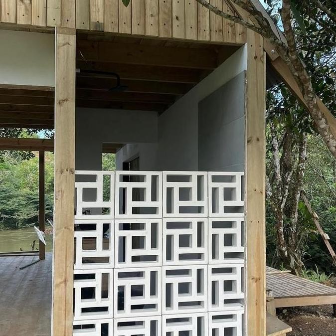 ROSTER putih minimalis, loster, ventilasi udara, lubang angin, sekat dinding putih, penyekat ruangan