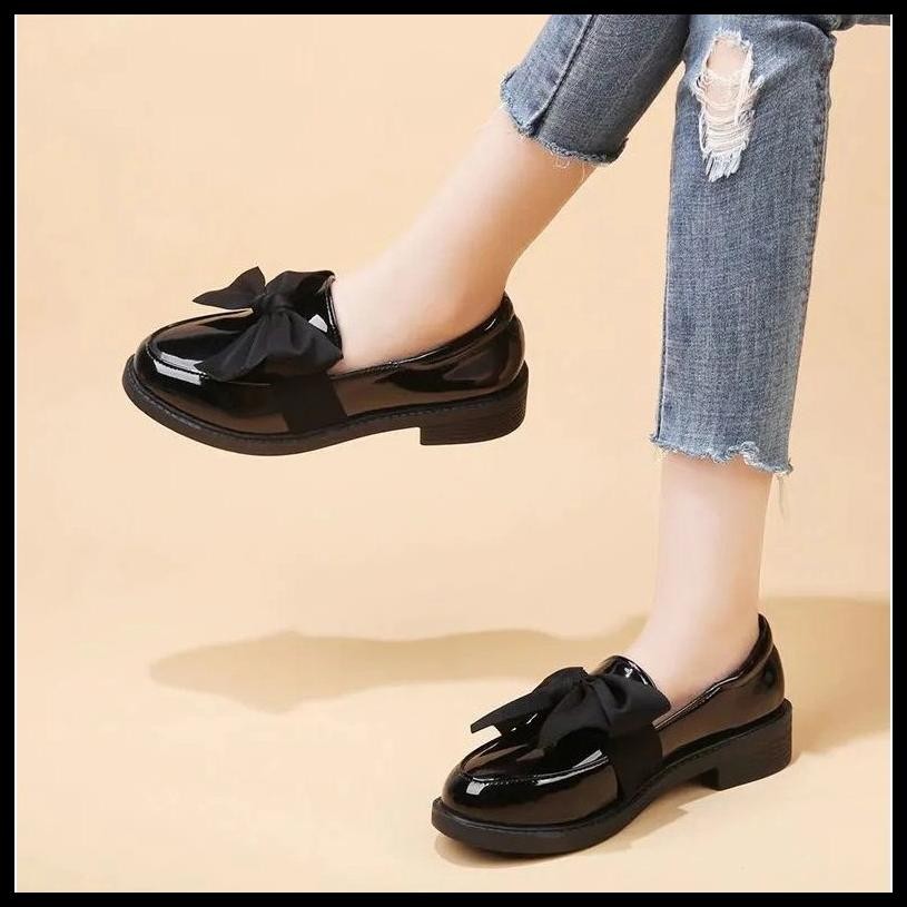 SEPATU HITAM GLOSSY WANITA FASHION KOREA PITA BESAR SEPATU PANTOFEL DOCKMART OXFORD LOAFER FASHION K