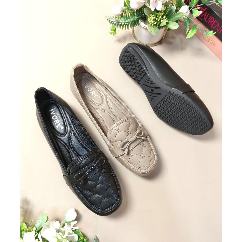 Ivory Sepatu Flat Wanita Loafers 993362