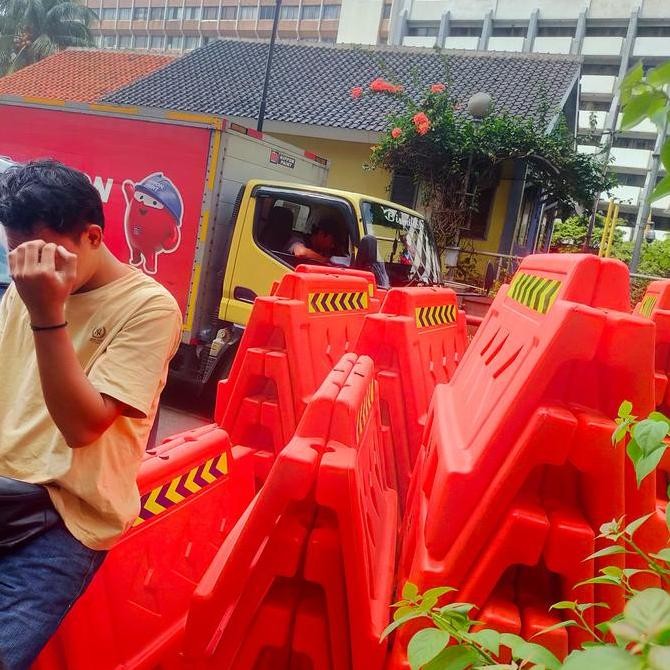 

Road Barier Susun / Pembatas Jalan Toll 100% Kualitas Terbaik Kualitas Original