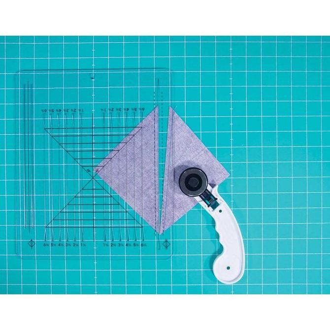 

Penggaris Patchwork Quilting Segitiga / Perfect Half-Square (HM-732) Kualitas Original