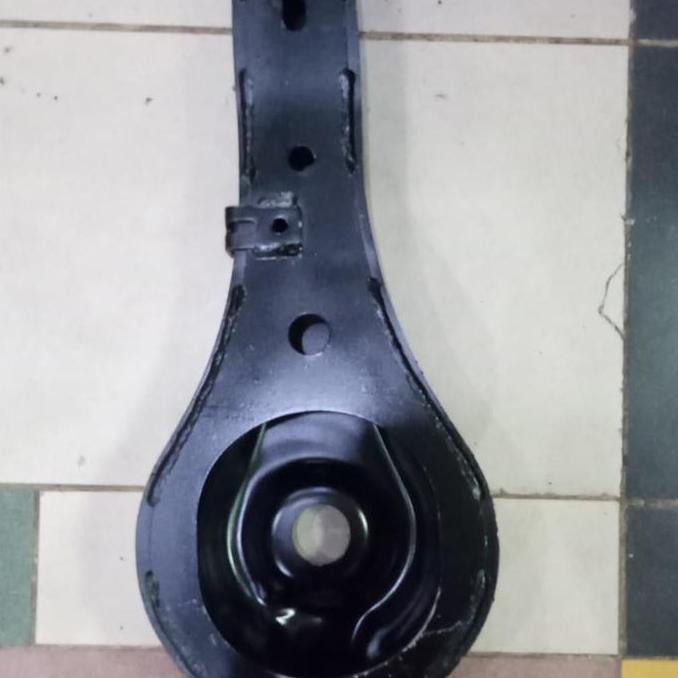 . lower arm sayap belakang fortuner innova