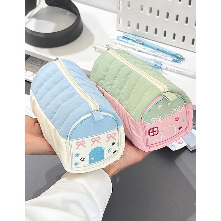

TEMPAT PENSIL PITA BENTUK RUMAH / KOTAK PENSIL IMPORT KAPASITAS BESAR / TEMPAT PENSIL AESTHETIC / MAKEUP POUCH KOSMETIK / WANDA PENCIL CASE / MI CASA POUCH COQUETTE KOTAK PENSIL KOREAN STYLE AST
