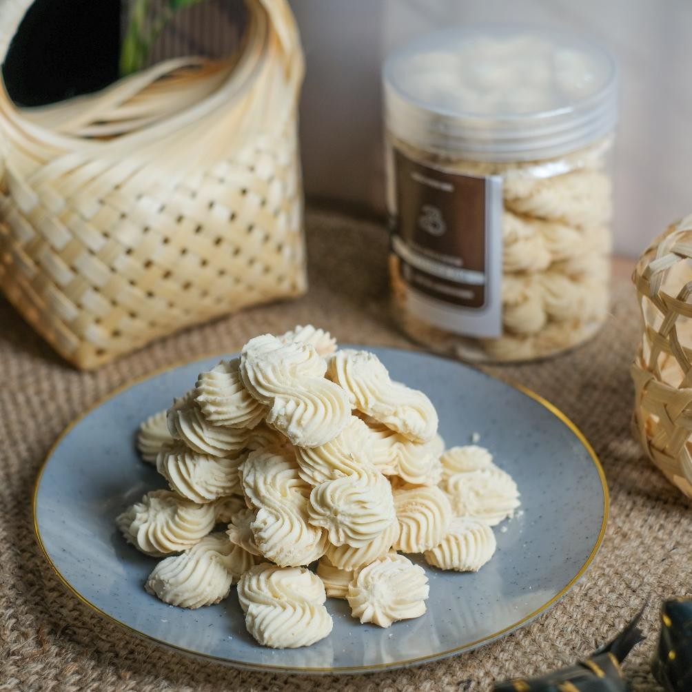 

Paket 3 Toples (Kue Kacang, Sagu Keju Lumer, Semprit Pure Choco) Biba Snacks