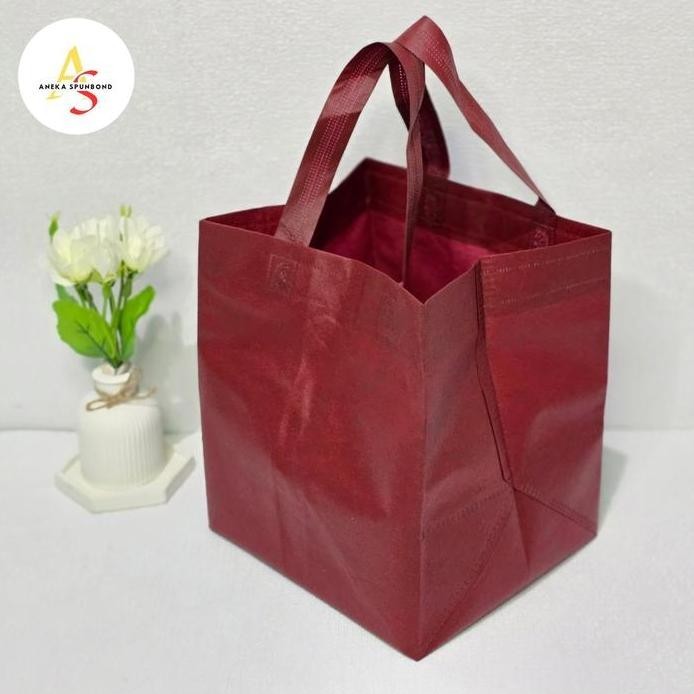 

ready stock Goodie bag Box bag uk 18 Tas spunbond model mcd ( isi 12 pcs)