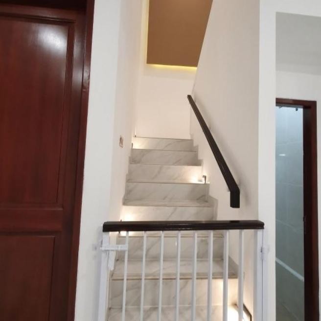 railing tangga rumah pegangan kayu