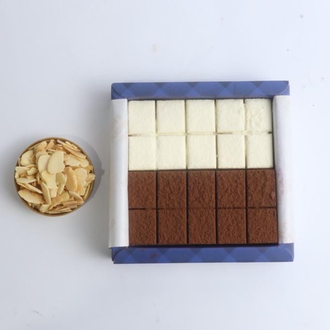 

xiujank nama chocolate mix white & kacang almond termurah