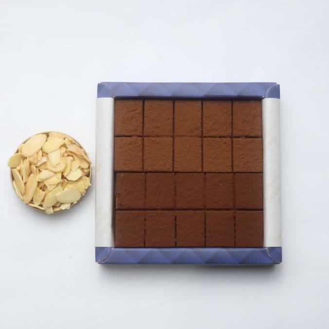 

xiujank nama chocolate mix dark & kacang almond termurah