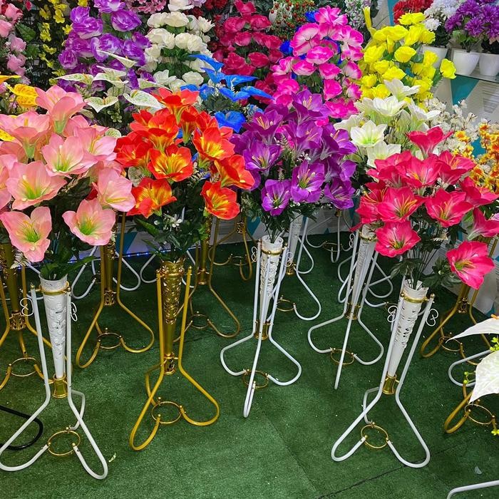 Bunga Hias Bunga Pelastik Amarilis 18 Kuntum Set Pot Standing Besi