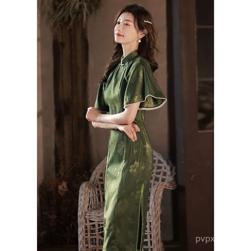 Gaun Retro Cheongsam Hijau Tua dengan Lengan Flutur Modifikasi untuk Wanita