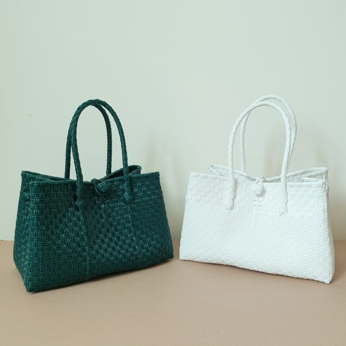 

Kimmy Bag - Tas Anyam Plastik, Tas Parcel Hampers Lebaran, Handbag Original Dan Terpercaya