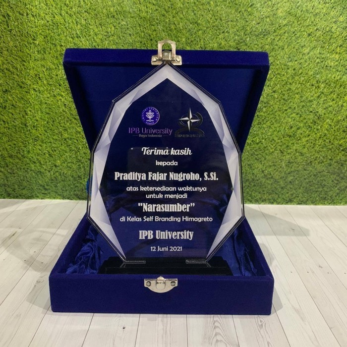 TERBARU [TERMURAH] PLAKAT/TROPHY/PIALA/VANDEL/PLAKAT AKRILIK UK.20x15 + BOX V3 HOT SALE