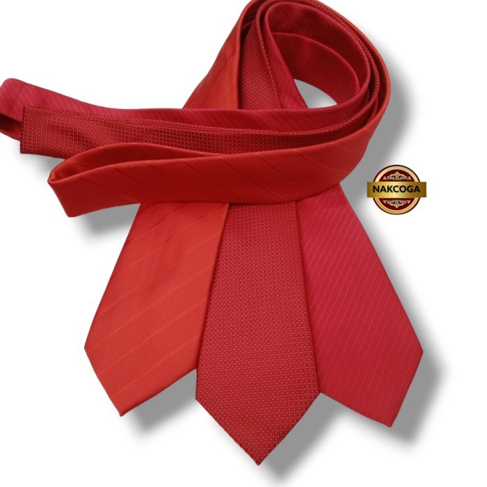 Dasi merah polos